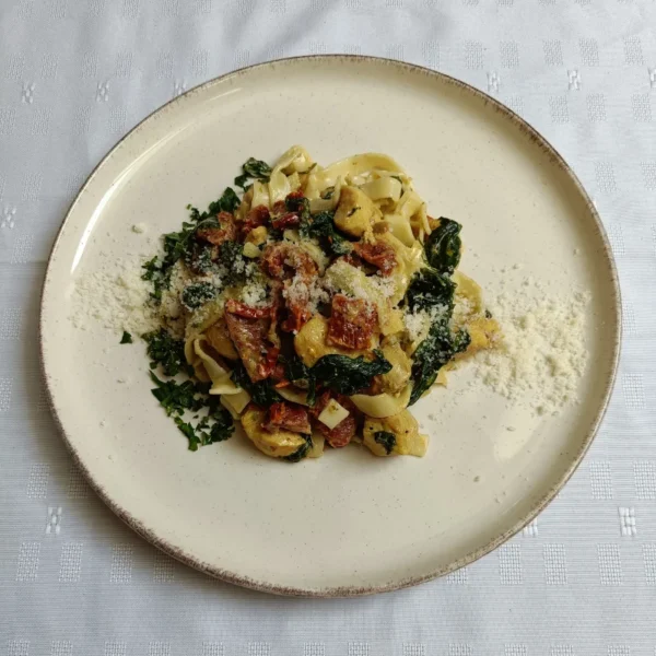 Makaron tagliatelle w sosie śmietanowym